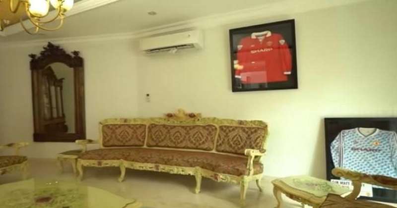 10 Potret Rumah Rian D'Masiv yang Jarang Tersorot, Penuh Jersey Bak Stadion Sepak Bola!