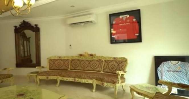 10 Potret Rumah Rian D'Masiv yang Jarang Tersorot, Penuh Jersey Bak Stadion Sepak Bola!