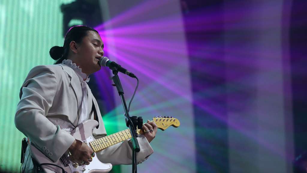 FOTO: Konser Kolaborasi 'Bergandeng Bersama Semesta' Bikin Penonton Asyik Berdendang