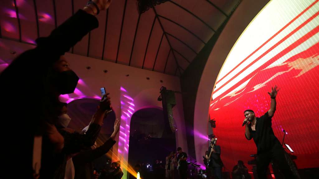 FOTO: Konser Kolaborasi 'Bergandeng Bersama Semesta' Bikin Penonton Asyik Berdendang