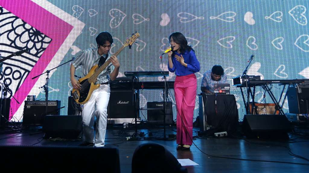 FOTO: Konser Kolaborasi 'Bergandeng Bersama Semesta' Bikin Penonton Asyik Berdendang