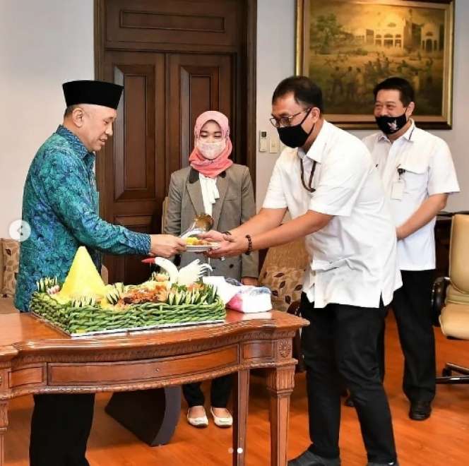 Menteri `Termiskin` Era Jokowi, 8 Potret Ruang Kerja Teten Masduki yang Jadi Sorotan