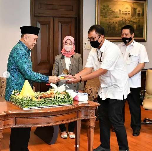 Menteri `Termiskin` Era Jokowi, 8 Potret Ruang Kerja Teten Masduki yang Jadi Sorotan