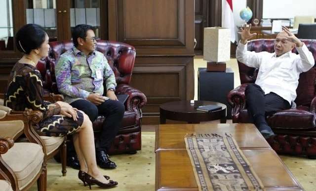 Menteri `Termiskin` Era Jokowi, 8 Potret Ruang Kerja Teten Masduki yang Jadi Sorotan