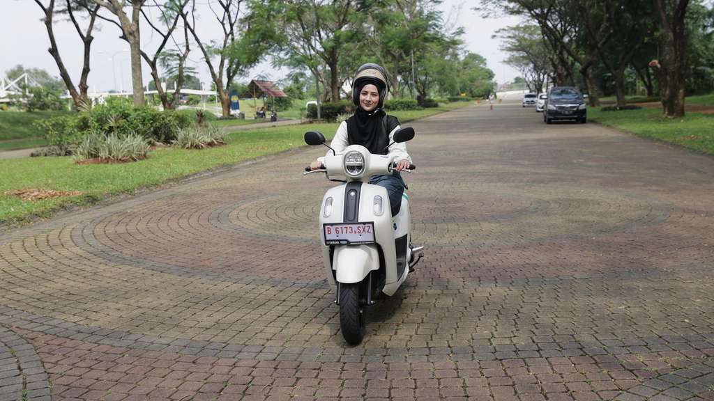 FOTO: Si Paling Kece dengan Skutik Retro Yamaha Fazzio Hybrid