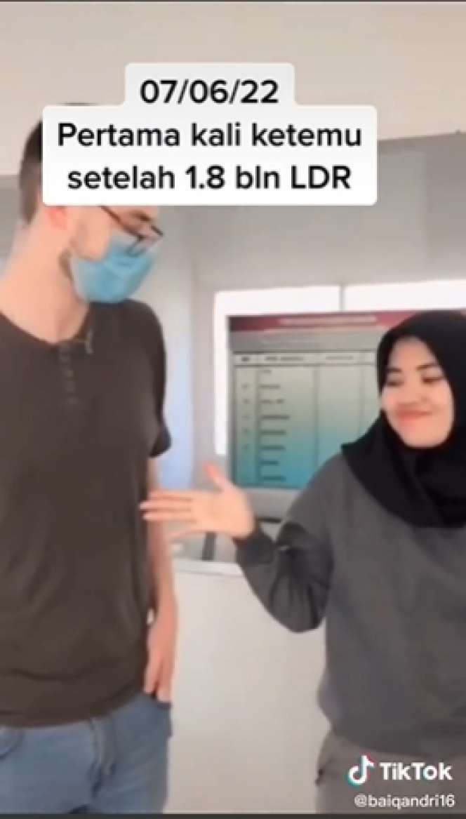 Viral Gadis Lombok Dipinang Bule Inggris Sehari Setelah Bertemu, Malah Dinyinyiri Netizen, Lihat 7 Potretnya