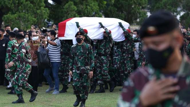 FOTO: Suasana Haru Iringi Pemakaman Menpan RB Tjahjo Kumolo