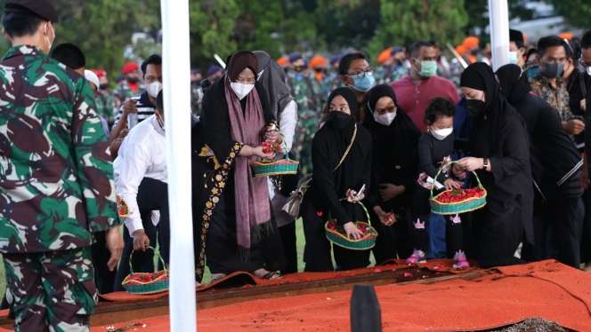 FOTO: Suasana Haru Iringi Pemakaman Menpan RB Tjahjo Kumolo