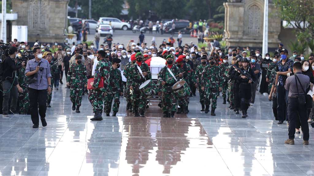 FOTO: Suasana Haru Iringi Pemakaman Menpan RB Tjahjo Kumolo