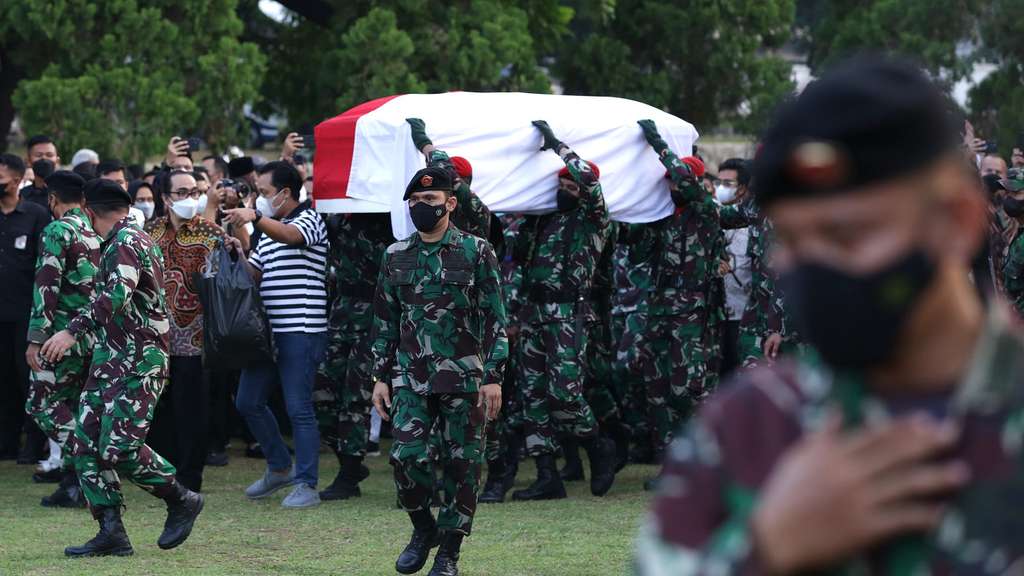 FOTO: Suasana Haru Iringi Pemakaman Menpan RB Tjahjo Kumolo