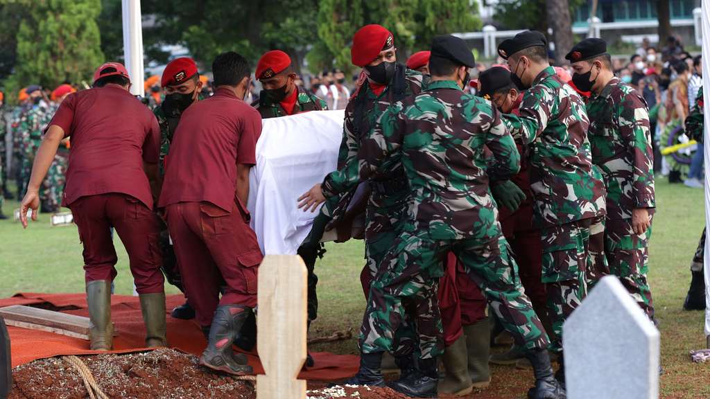FOTO: Suasana Haru Iringi Pemakaman Menpan RB Tjahjo Kumolo