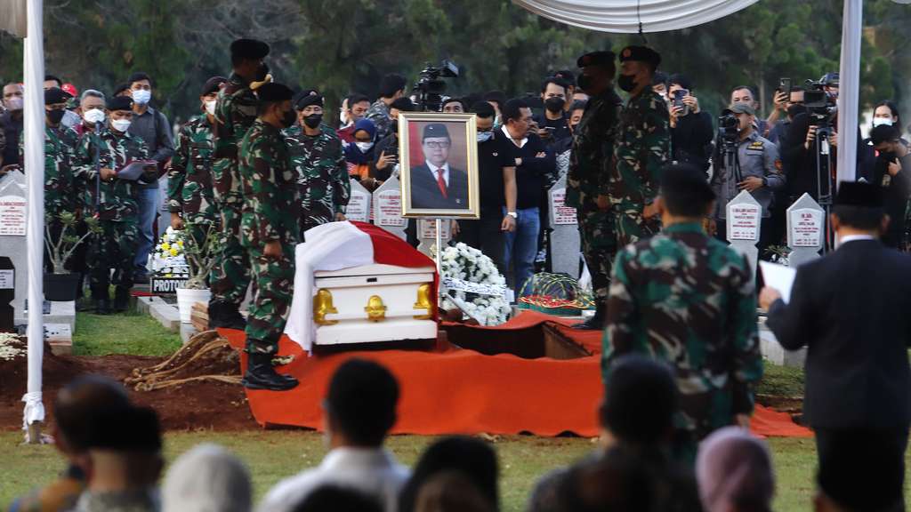 FOTO: Suasana Haru Iringi Pemakaman Menpan RB Tjahjo Kumolo
