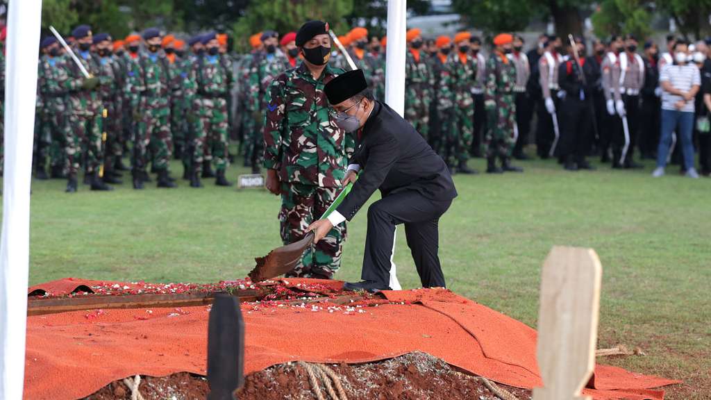 FOTO: Suasana Haru Iringi Pemakaman Menpan RB Tjahjo Kumolo