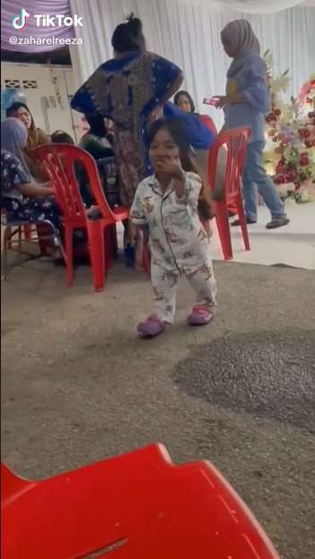 Potret Pernikahan Viral Wanita Bertubuh Kecil, Kisah Cinta Tak Pandang Fisik!