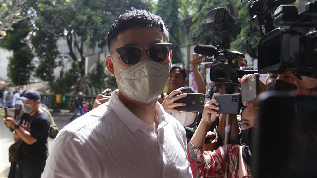 Sidang Mediasi Gagal, Angga Wijaya Kekeh Ceraikan Dewi Perrsik, Saipul Jamil Ikutan Datang