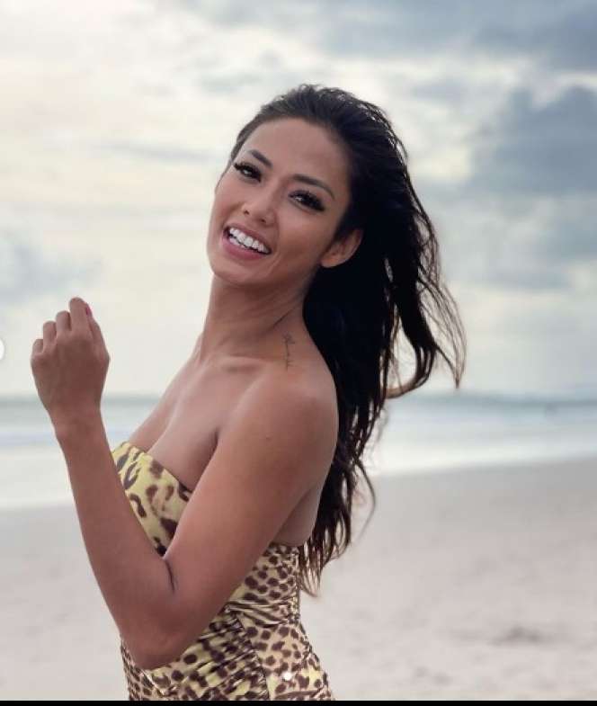 Potret Shanty Pose Cantik di Pantai Bali, Perut Rata Bikin Salfok!