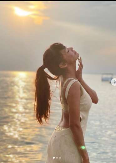 Potret Shanty Pose Cantik di Pantai Bali, Perut Rata Bikin Salfok!