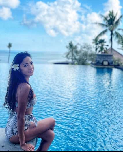 Potret Shanty Pose Cantik di Pantai Bali, Perut Rata Bikin Salfok!