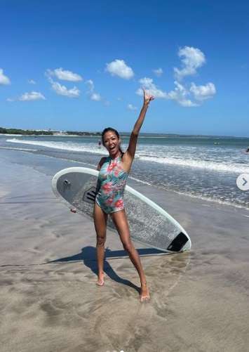 Potret Shanty Pose Cantik di Pantai Bali, Perut Rata Bikin Salfok!