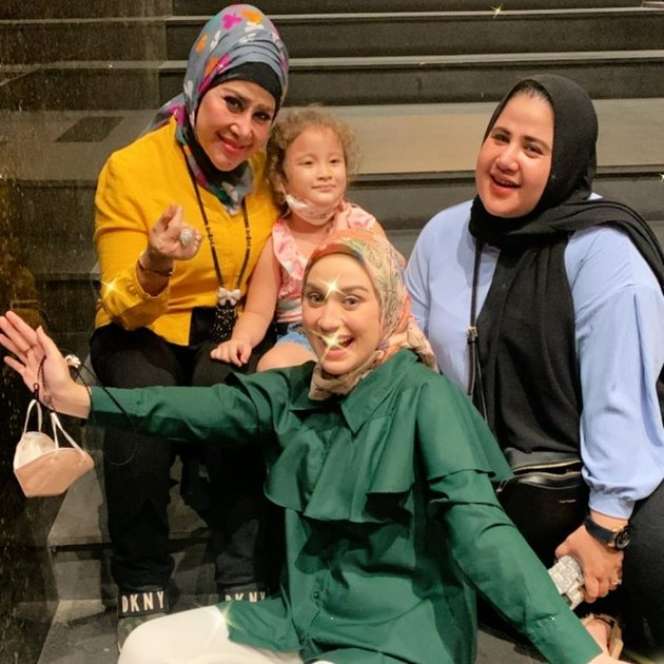 Potret Hila Zachira, Cucu Cantik Elvy Sukaesih yang Jarang Tersorot