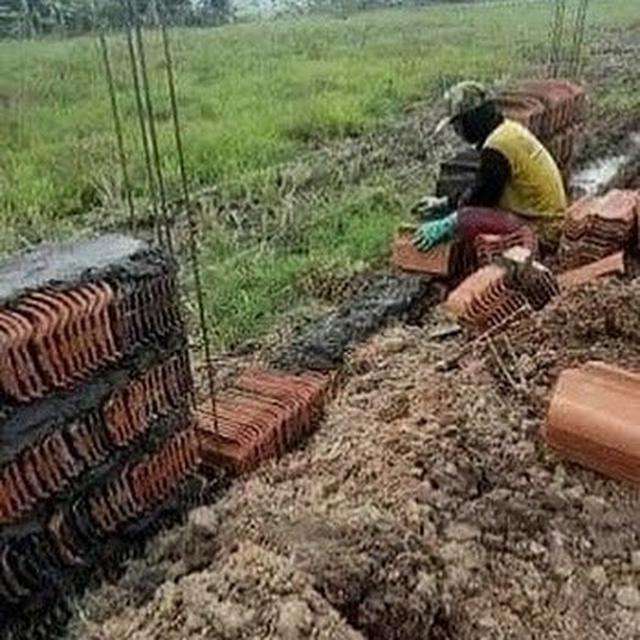 10 Potret Lucu Kuli Bangunan Saat Bikin Tembok, Hasilnya Sungguh di Luar Nalar!