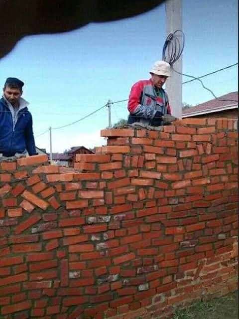 10 Potret Lucu Kuli Bangunan Saat Bikin Tembok, Hasilnya Sungguh di Luar Nalar!
