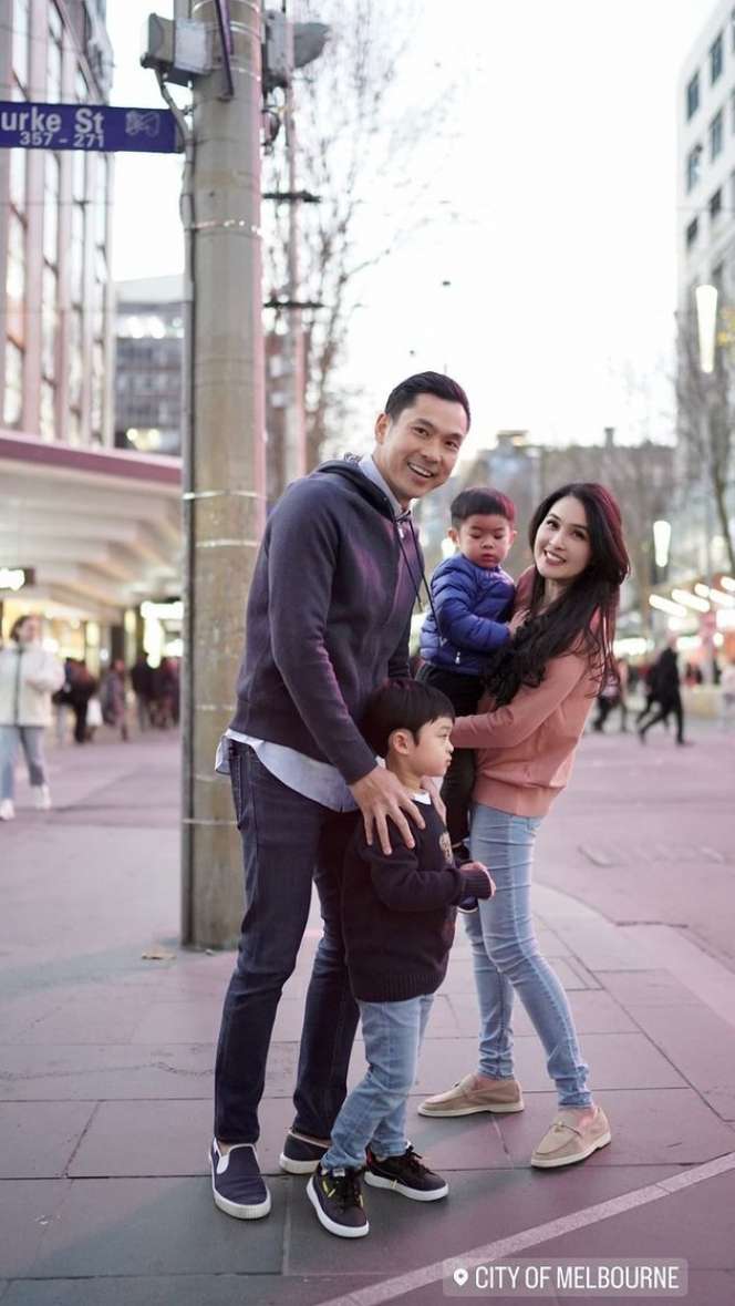 Momen Sandra Dewi Boyong Keluarga Liburan ke Australia