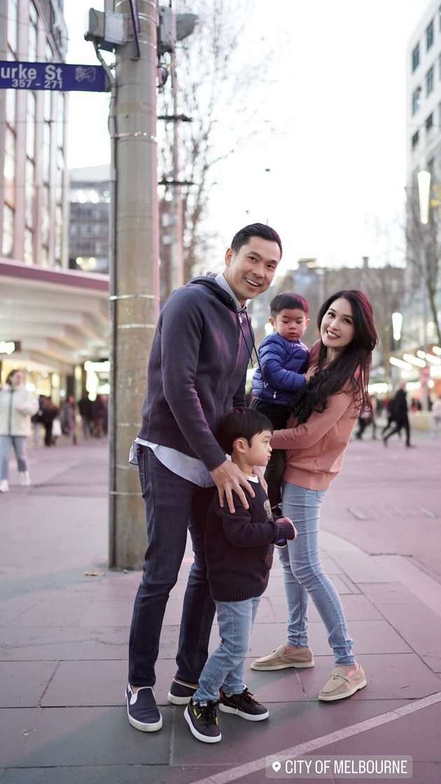 Momen Sandra Dewi Boyong Keluarga Liburan ke Australia