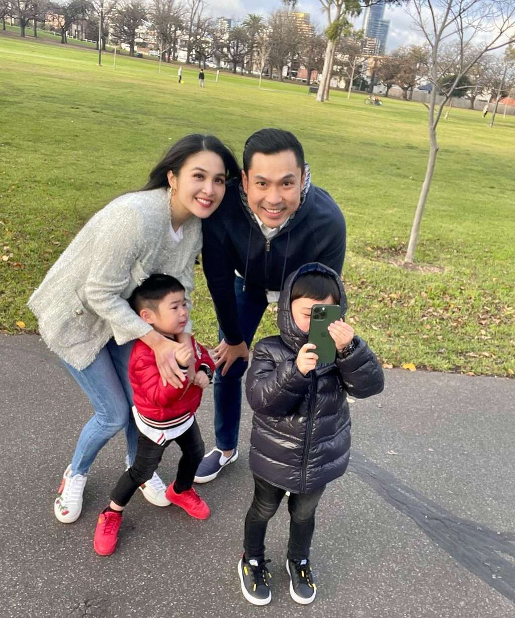 Momen Sandra Dewi Boyong Keluarga Liburan ke Australia