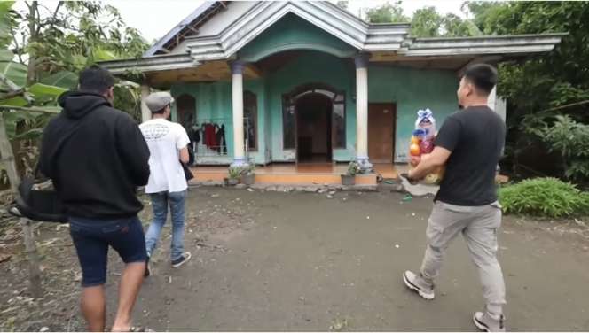 8 Potret Rumah Ponari `Si Dukun Cilik` Usai Jatuh Miskin, Dulu Istana Kini Bobrok Penuh Lubang!