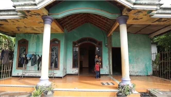8 Potret Rumah Ponari `Si Dukun Cilik` Usai Jatuh Miskin, Dulu Istana Kini Bobrok Penuh Lubang!