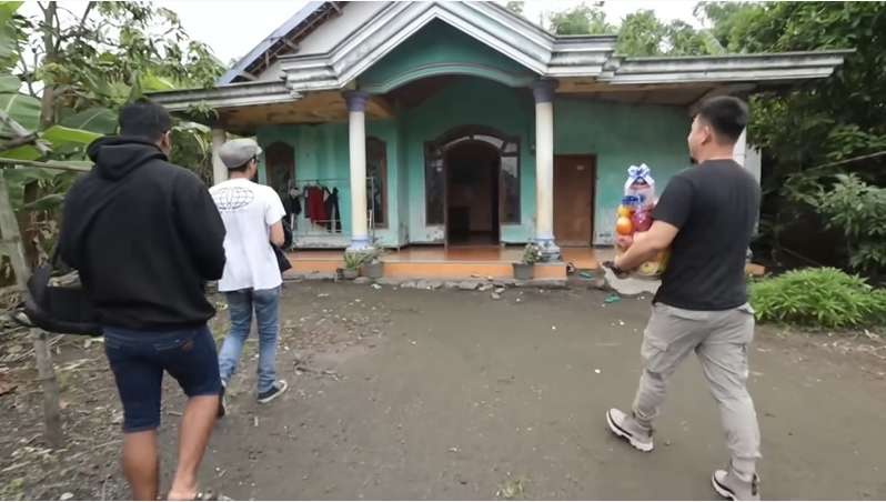 8 Potret Rumah Ponari `Si Dukun Cilik` Usai Jatuh Miskin, Dulu Istana Kini Bobrok Penuh Lubang!