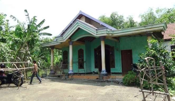8 Potret Rumah Ponari `Si Dukun Cilik` Usai Jatuh Miskin, Dulu Istana Kini Bobrok Penuh Lubang!