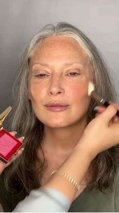 Potret Transformasi Makeup Nenek Ini Bikin Tercengang, Ternyata Cuma Pakai Selotip!