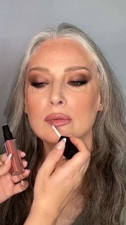 Potret Transformasi Makeup Nenek Ini Bikin Tercengang, Ternyata Cuma Pakai Selotip!