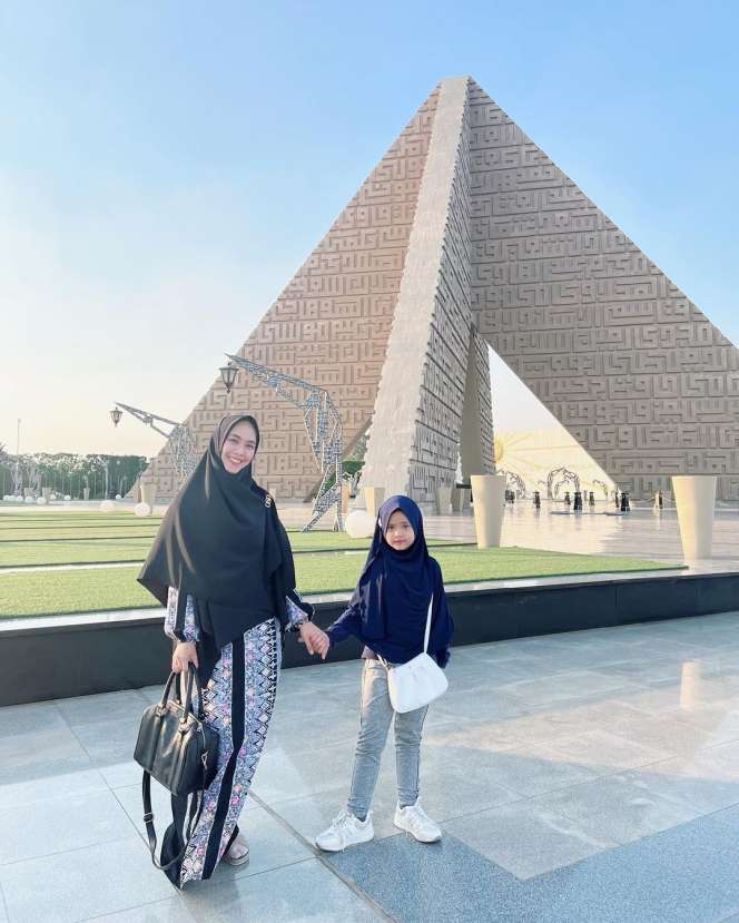 Potret Maryam Nusaibah, Anak Oki Setiana Dewi Sekolah di Mesir, Jadi Murid Paling Muda di Antara Teman Sekelasnya