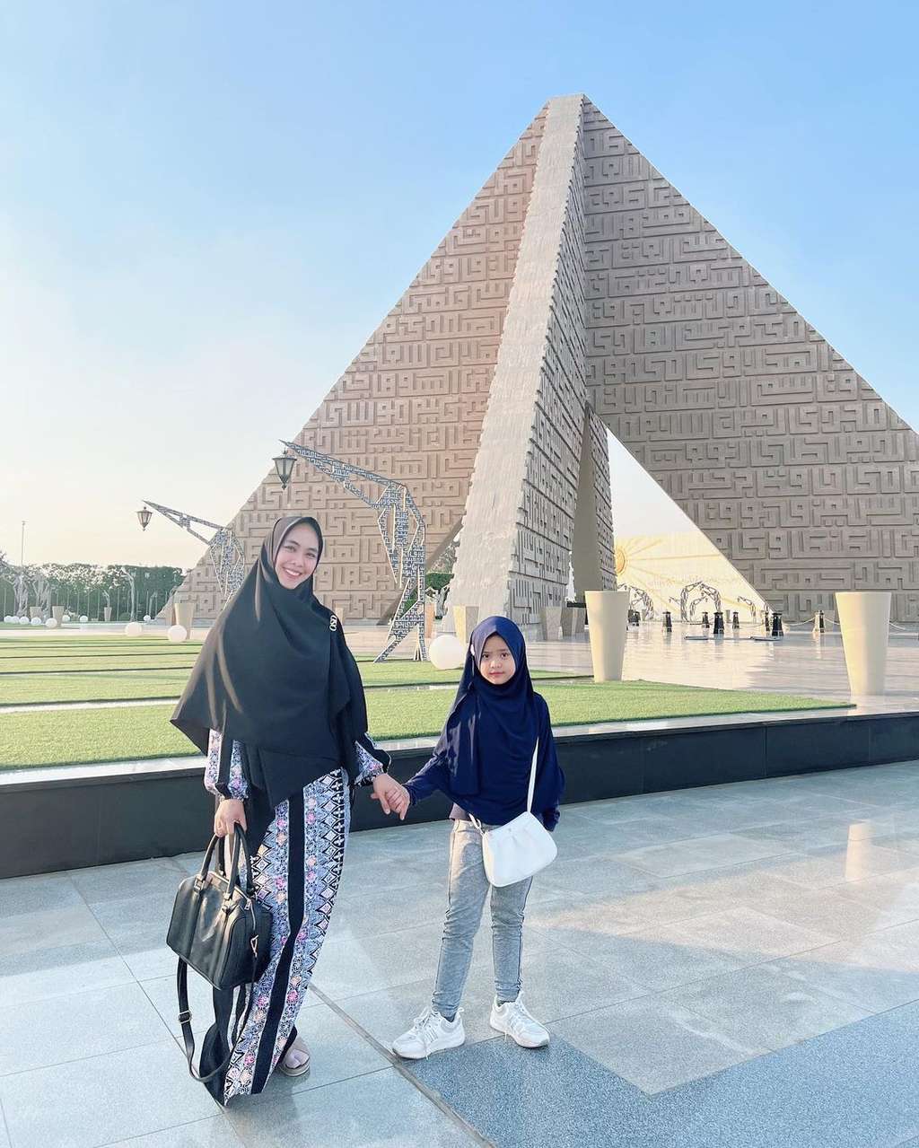 Potret Maryam Nusaibah, Anak Oki Setiana Dewi Sekolah di Mesir, Jadi Murid Paling Muda di Antara Teman Sekelasnya
