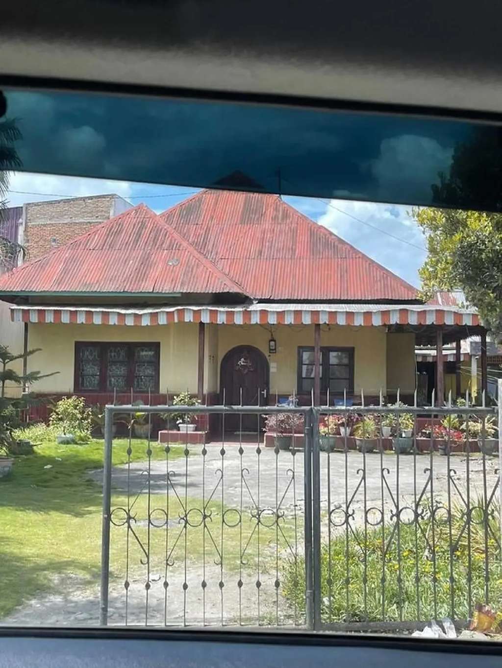 10 Potret Rumah Hotman Paris Dulu VS Kini, Bak Langit & Bumi, Masa Kecilnya Memprihatinkan!