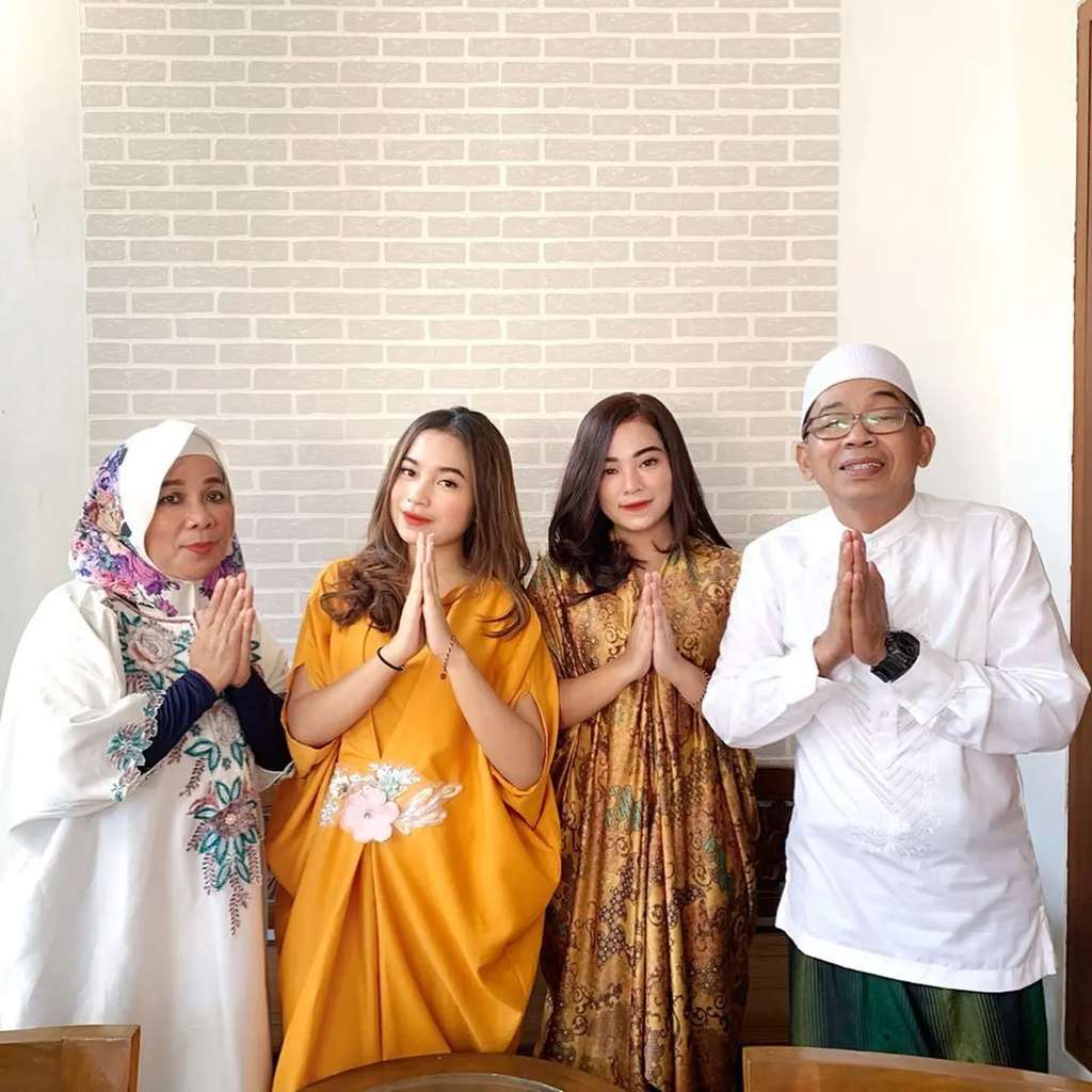 10 Potret Putri Anjani, Anak Komedian Jarwo Kwat yang Jarang Tersorot, Cantik dan Bening Abis!