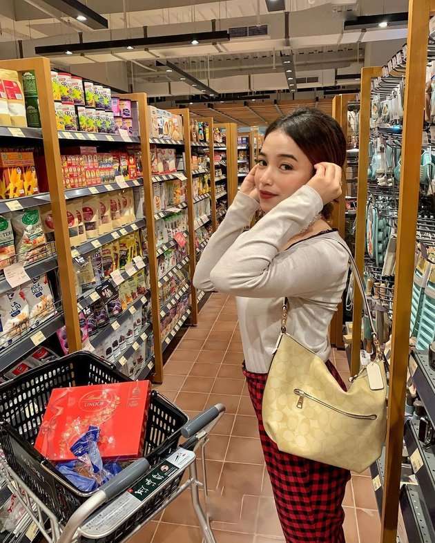 10 Potret Putri Anjani, Anak Komedian Jarwo Kwat yang Jarang Tersorot, Cantik dan Bening Abis!