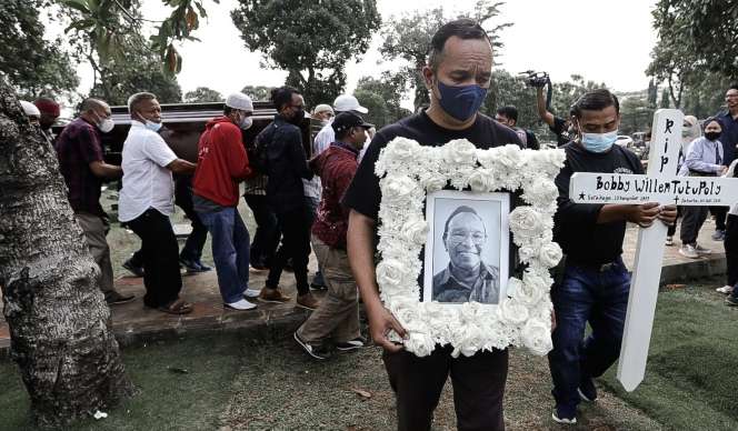 FOTO: Lagu Widuri Iringi Pemakaman Bob Tutupoly
