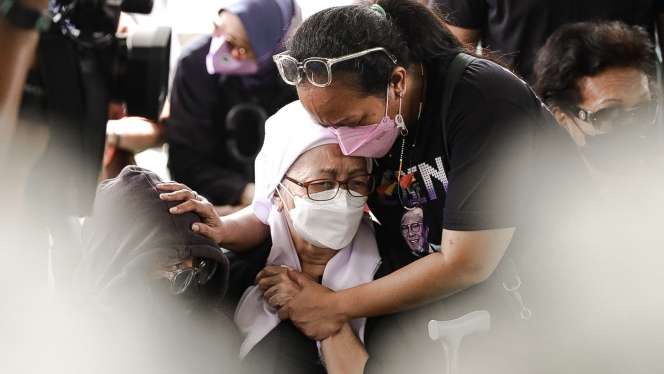 FOTO: Lagu Widuri Iringi Pemakaman Bob Tutupoly