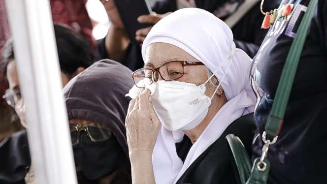 FOTO: Lagu Widuri Iringi Pemakaman Bob Tutupoly