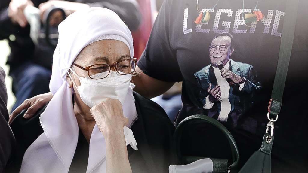 FOTO: Lagu Widuri Iringi Pemakaman Bob Tutupoly