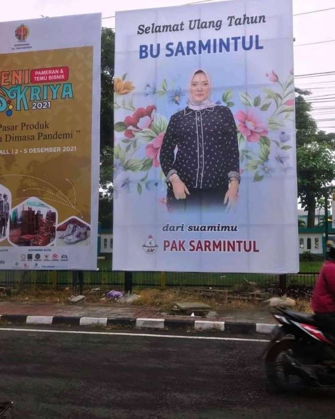 10 Potret Spanduk Ini Bikin Mikir Dua Kali, Dikira Poster Caleg Ternyata…