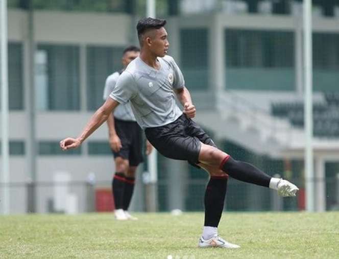 Penampilan Kece Rizky Ridho Ramadhani Saat di Lapangan Curi Perhatian