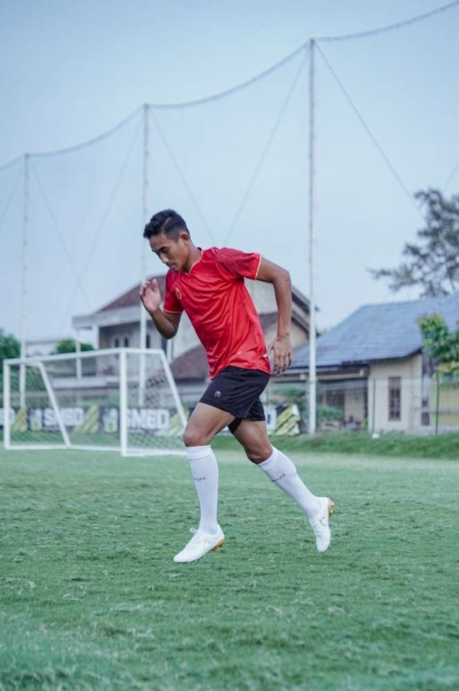 Penampilan Kece Rizky Ridho Ramadhani Saat di Lapangan Curi Perhatian