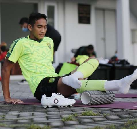 Penampilan Kece Rizky Ridho Ramadhani Saat di Lapangan Curi Perhatian
