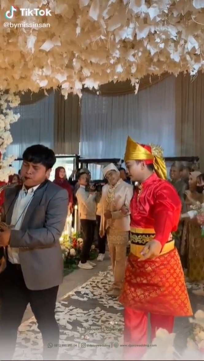 Cinta Sejati, Viral Wanita Dinikahi Pria dengan Kekurangan Fisik di Karawang, Lihat 8 Potretnya