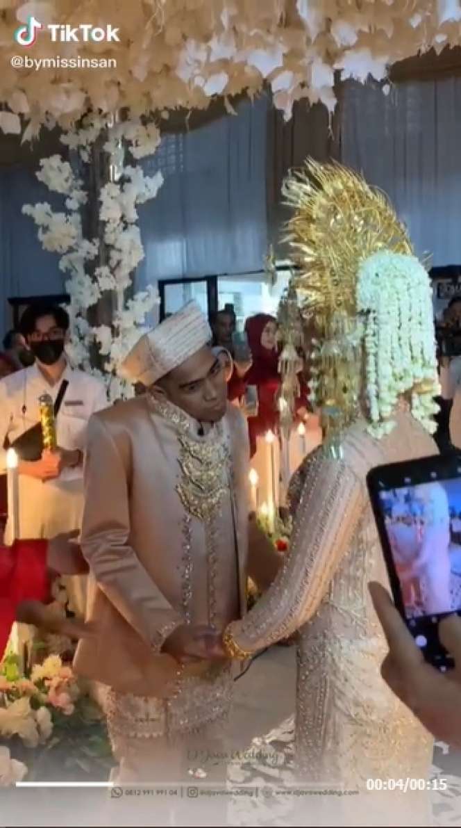 Cinta Sejati, Viral Wanita Dinikahi Pria dengan Kekurangan Fisik di Karawang, Lihat 8 Potretnya